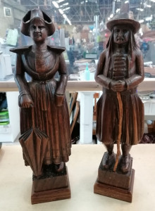 Breton et bretonne en bois sculpté