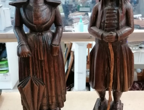 Breton et bretonne en bois sculpté