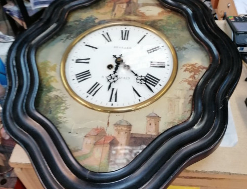 Horloge Oeil de boeuf signée Besnard à Chateaulin