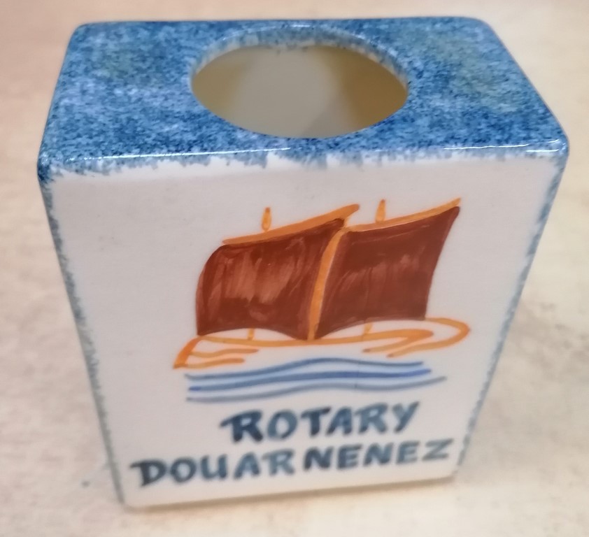 Vase en faïence pour le Rotary de Douarnenez par Youenn