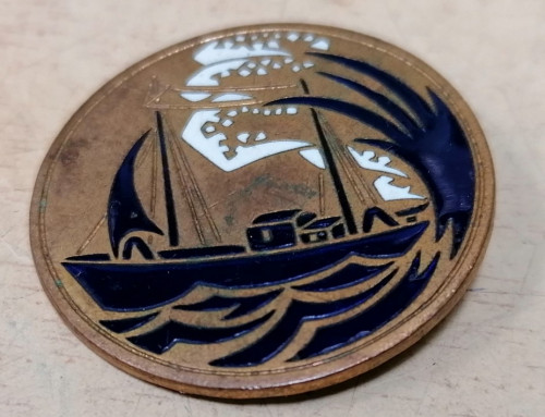 Broche métal émaillé d’un bateau de pêche signée ARTHUS BERTRAND PARIS