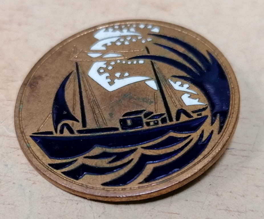 Broche métal émaillé d'un bateau de pêche signée ARTHUS BERTRAND PARIS
