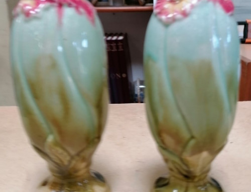 Paire de vases en barbotine